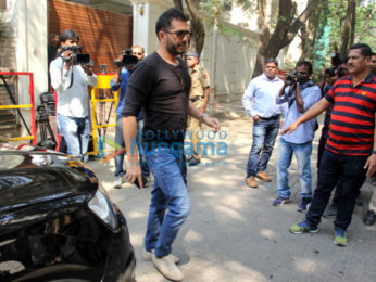 Farhan Akhtar and his mother, Saroj Khan, Ritesh Sidhwani and Farah Khan snapped at Anil Kapoor's house