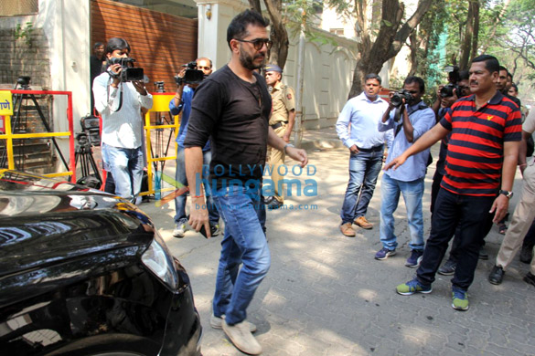 farhan akhtar and his mother saroj khan ritesh sidwani and farah khan snapped at anil kapoors house 3