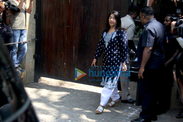 farhan akhtar and his mother saroj khan ritesh sidwani and farah khan snapped at anil kapoors house 7