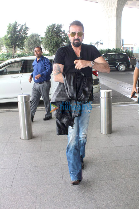 hrithik roshan suniel shetty and others snapped at the airport 11 3