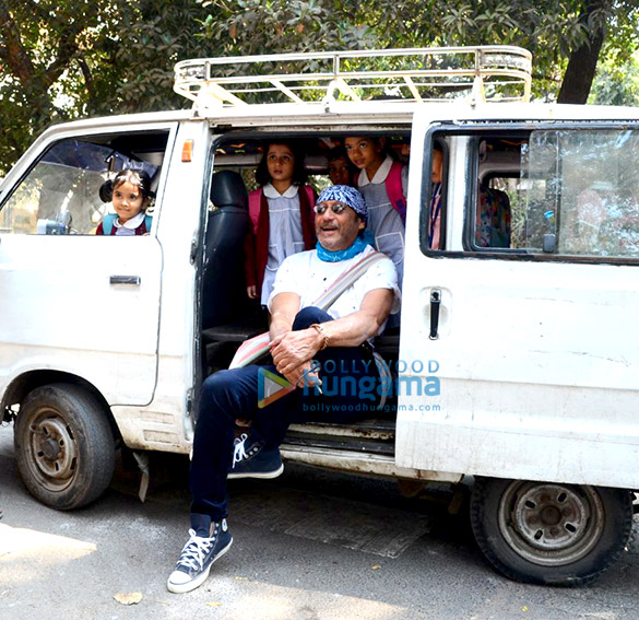 jackie shroff poses with school children in bandra 1