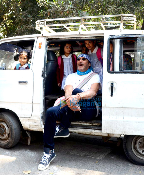 jackie shroff poses with school children in bandra 4