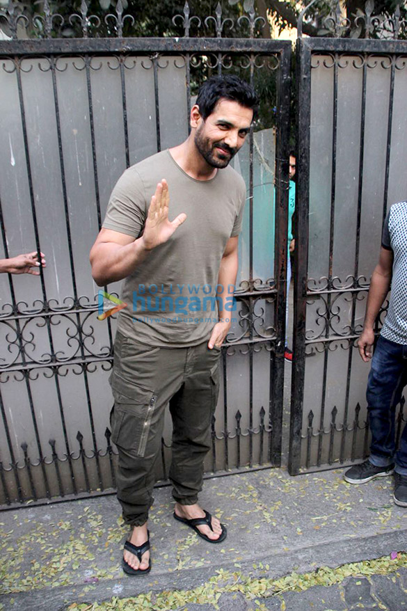 john abraham spotted at tip and toe 6