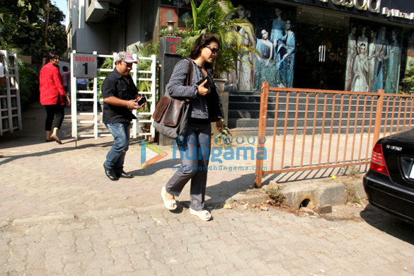 kajol snapped at vikram phadnis store in juhu 6