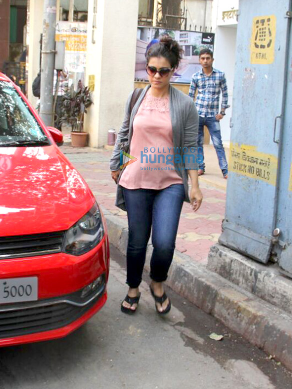 kajol spotted in juhu 4