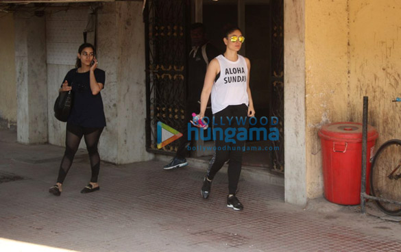 kareena kapoor khan spotted outside her gym in bandra 4