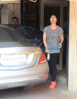 Kareena Kapoor Khan spotted after her gym session in Bandra (5)