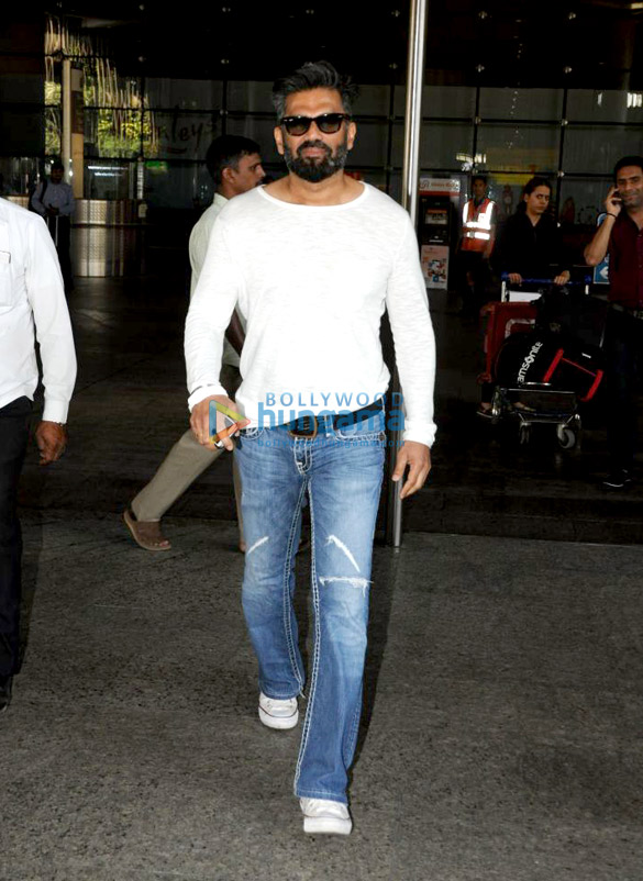kriti sanon shilpa shetty malaika arora and others snapped at the airport 18