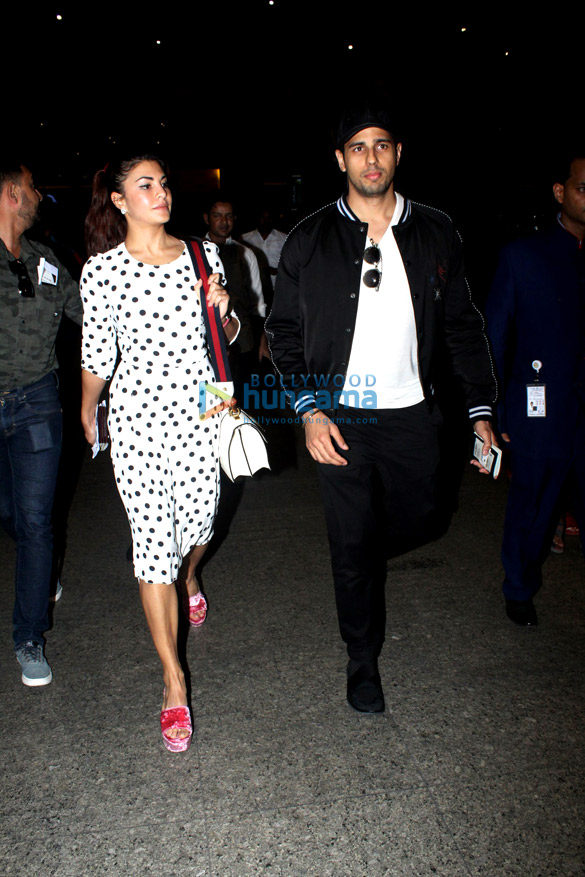 kriti sanon shilpa shetty malaika arora and others snapped at the airport 3