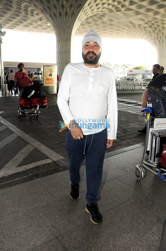 kriti sanon and daler mehndi snapped at the airport 2