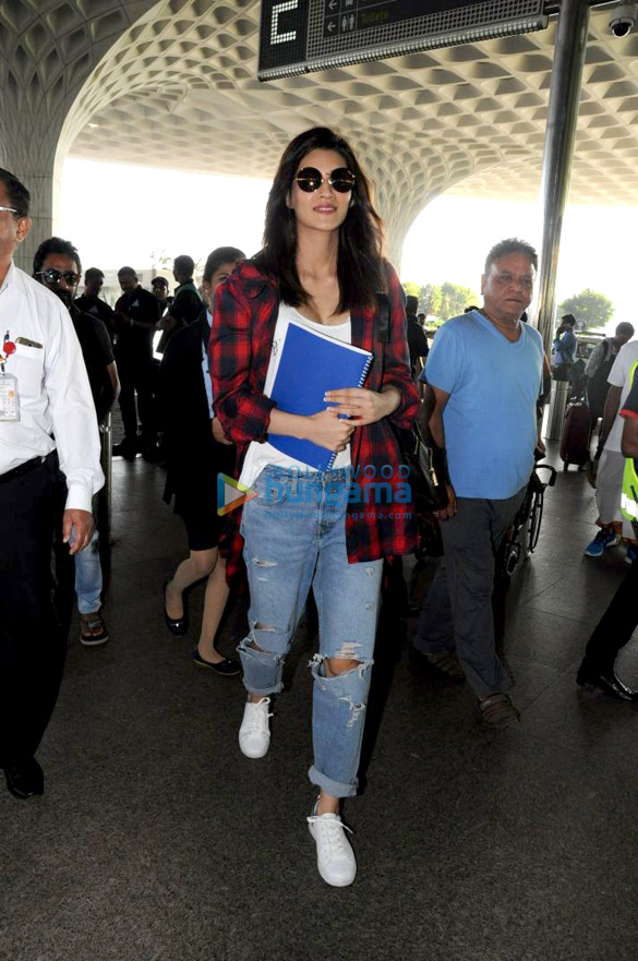 kriti sanon and daler mehndi snapped at the airport 3