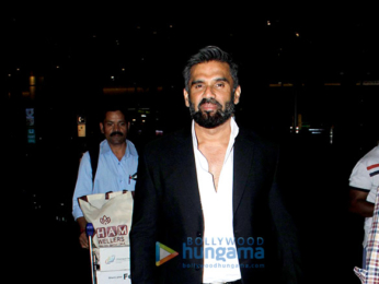 Kriti Saonon and Suniel Shetty snapped at the airport last night