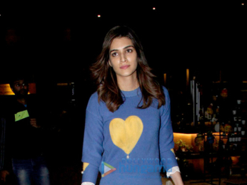 Kriti Saonon and Suniel Shetty snapped at the airport last night