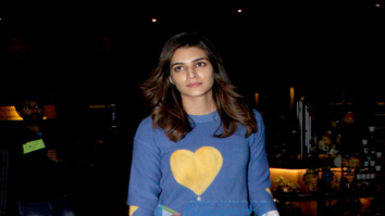Kriti Saonon and Suniel Shetty snapped at the airport last night