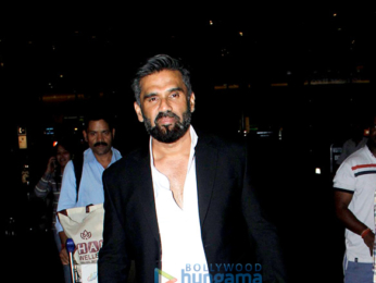 Kriti Saonon and Suniel Shetty snapped at the airport last night
