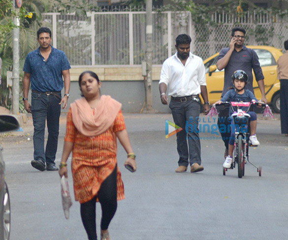 mahesh bhupathi snapped with his daughter in bandr 5