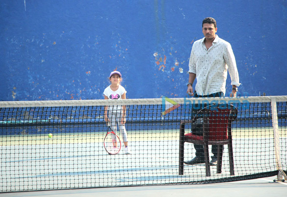 mahesh bhupati snapped with his daughter at a tennis court in bandra 1