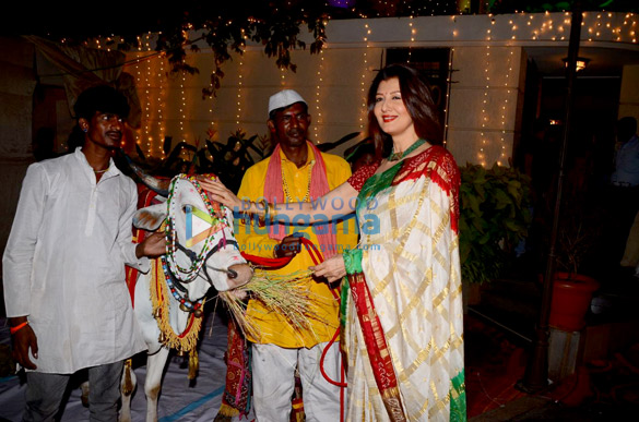 mandana karimi and sangeeta bijlani spotted at mahashivaratri puja in bandra 3