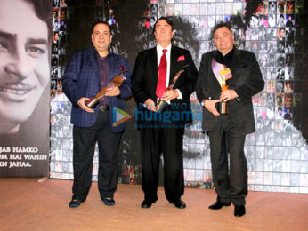 Randhir Kapoor, Rishi Kapoor & Rajiv Kapoor receive Raj Kapoor's award