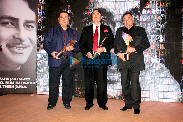 Randhir Kapoor, Rishi Kapoor & Rajiv Kapoor receive Raj Kapoor’s award