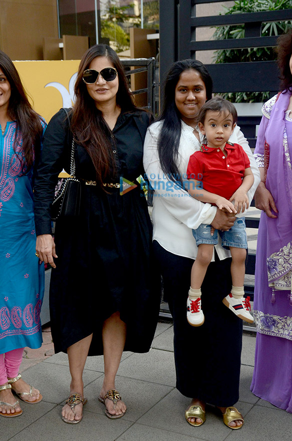 salim khan and helen snapped with sonali bendre at bkc 7