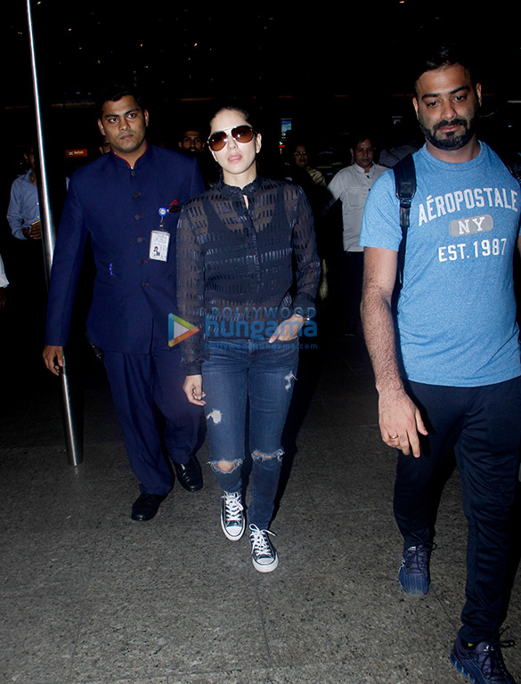 shah rukh khan and sunny leone snapped at the airport 3