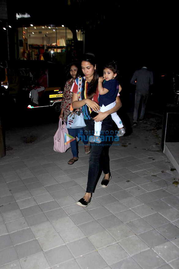 shahid kapoors wife mira rajput snapped at their daughter mishas school 5
