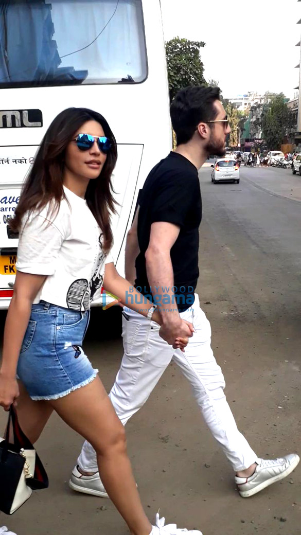 shama sikander snapped with her boyfriend in mumbai 5