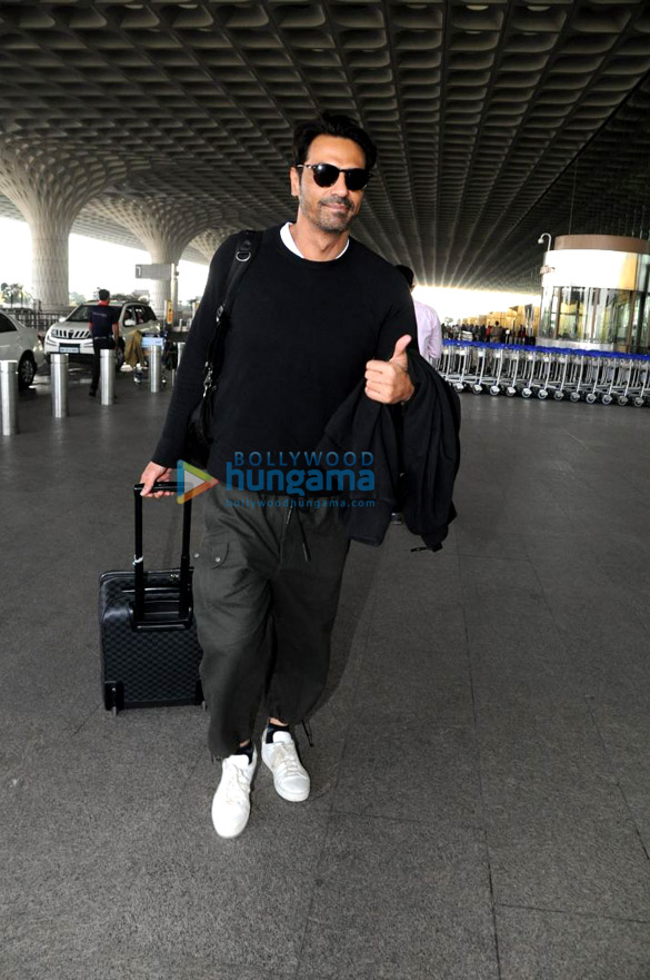 shilpa shetty raj kundra and others snapped at the airport 11