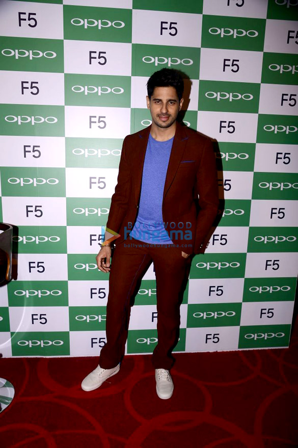 sidharth malhotra graces the launch of the oppo f5 phone 2