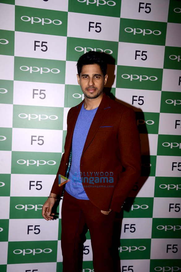 sidharth malhotra graces the launch of the oppo f5 phone 6