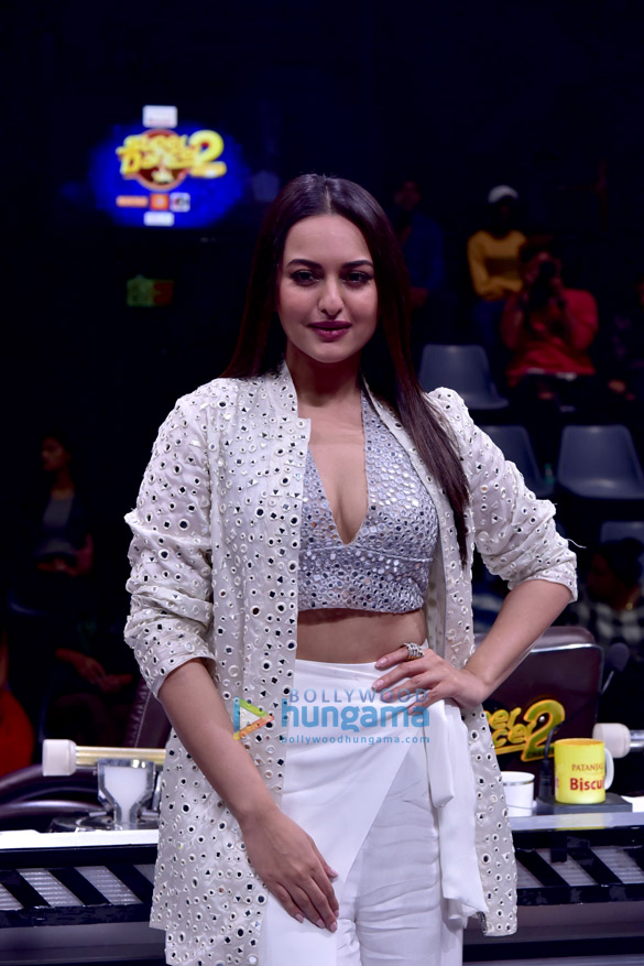 sonakshi sinha snapped on the sets of super dancer 2 1