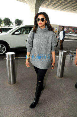 Deepika Padukone, Elli Avram, Emraan Hashmi and others snapped at the airport