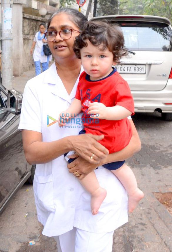 taimur ali khan spotted with his nanny in bandra 6
