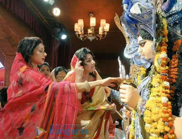 The smiling face of Sridevi during this Durga Pooja ritual will make you miss her even more! 