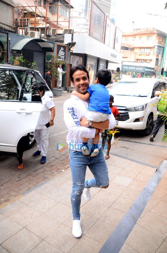 tusshar kapoor spotted at his sons school in bandra 3