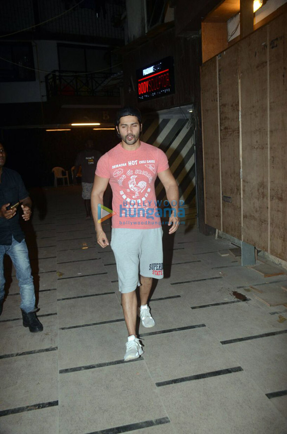 varun dhawan snapped at the gym in juhu 2