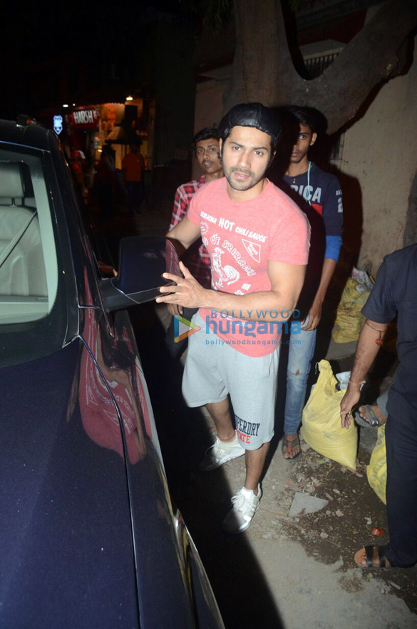 varun dhawan snapped at the gym in juhu 5