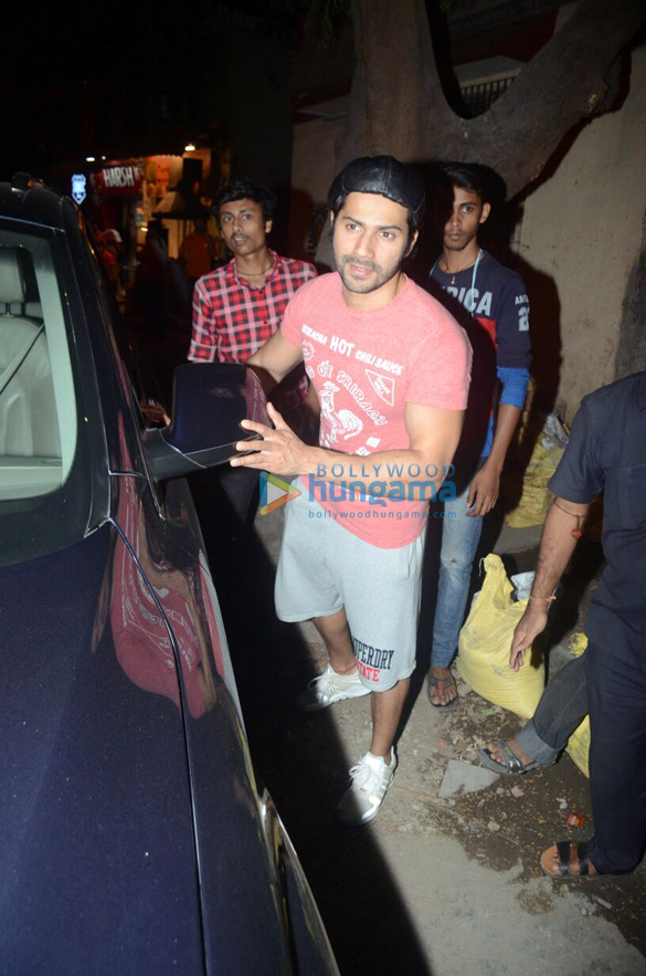 varun dhawan snapped at the gym in juhu 6