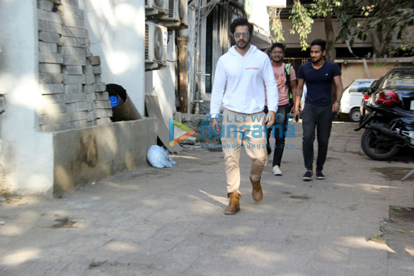 varun dhawan snapped outside shoojit sircars office in juhu 5