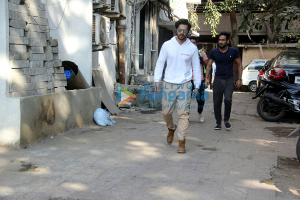 varun dhawan snapped outside shoojit sircars office in juhu 6