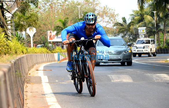 amit sadh spotted on a cycle at carter road in bandra 1