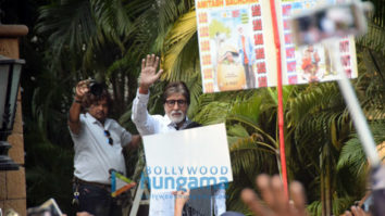 Amitabh Bachchan snapped meeting fans