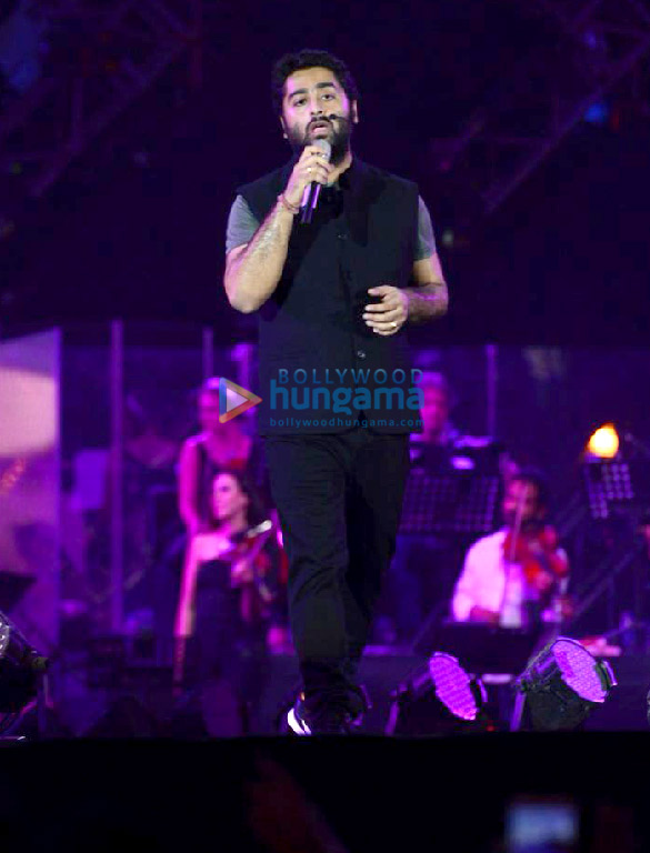 Arijit Singh gives an electrifying performance at his concert