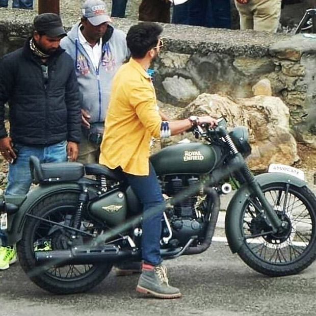 Batti Gul Meter Chalu: Shahid Kapoor and Shraddha Kapoor go on a scooter ride in Tehri Batti Gul Meter Chalu: Shahid Kapoor and Shraddha Kapoor go on a scooter ride in Tehri