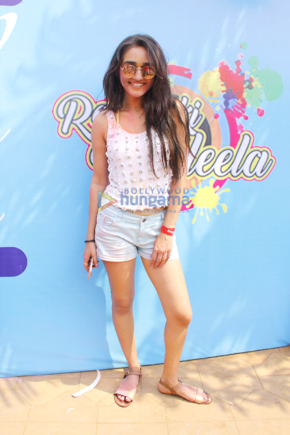 ekta kapoor hardik pandya and others at holi invasion party 3