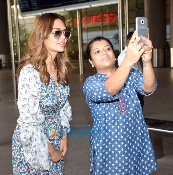 esha gupta snapped at the airport 3