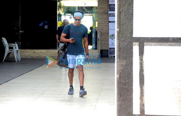 farhan akhtar and mira rajput snapped at otters club in bandra 2