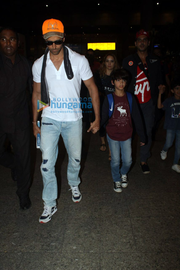 hrithik roshan and zayed khan snapped at the airport 5