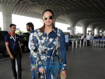 Ileana D’Cruz, Karisma Kapoor and others snapped at the airport (1)